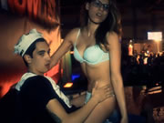 Ator de bar em performance ao vivo