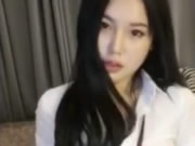 Beleza coreana ao vivo a tirar roupas